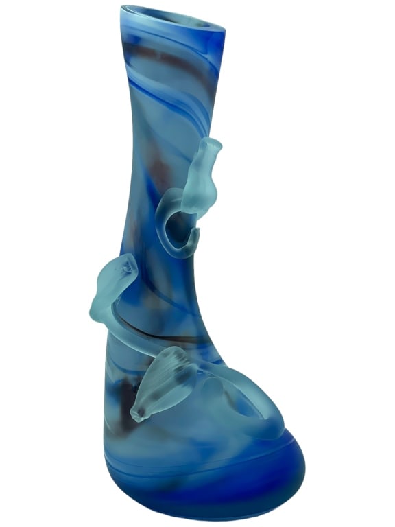 MODERN ART GLASS SWIRL VASE 9 3/4": MODERN ART GLASS SWIRL VASE 9 3/4" -VERY GOOD PREOWNED CONDITION Bidders may pick up their items from the auction-house or have their items shipped. Appointments are required for local pickups. Same-d