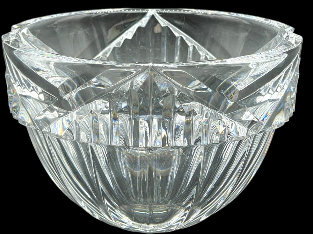 VINTAGE ORREFORS ERIKA LAGERBIELKE CRYSTAL BOWL 4": VINTAGE ORREFORS ERIKA LAGERBIELKE CRYSTAL ART GLASS BOWLWITH MODERN GEOMETRIC PATTERN-4" H APPROX-VERY GOOD PRE OWNED CONDITION-DP31424 Bidders may pick up their items from the auction-house or have