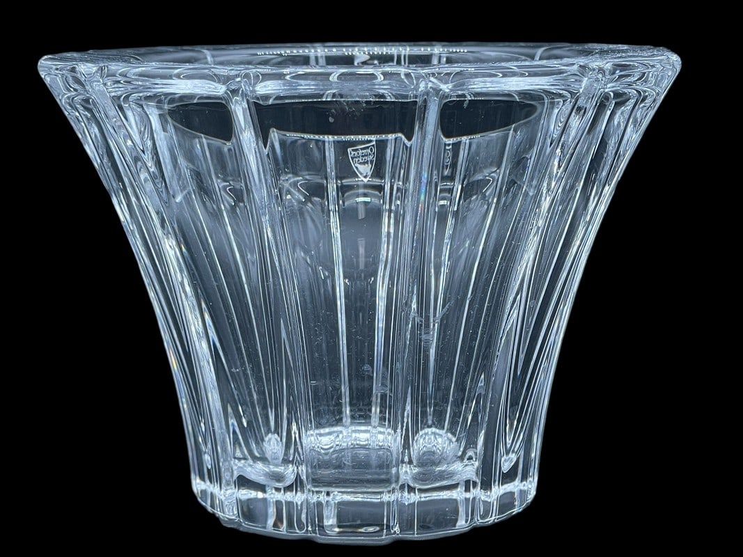 ORREFORS SWEDEN CRYSTAL ART GLASS LOW VASE 4.5": ORREFORS SWEDEN CRYSTAL ART GLASS LOW VASE-3.5" H X 4.5" D APPROX-VERY GOOD PRE OWNED CONDITION-DP31424 Bidders may pick up their items from the auction-house or have their items shipped.Appointments
