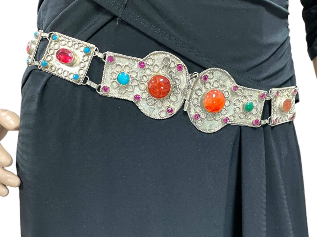 VINTAGE WOMEN'S SILVER BELT W SEMI PRECIOUS STONES: VINTAGE WOMEN'S SILVER BELT WITH SEMI PRECIOUS STONES-29" LENGTH-VERY GOOD PRE OWNED CONDITION-WOMEN'S FASHION JEWELRY WESTERN STYLE -DP31324 This item can qualify for in-house shipping. Please c