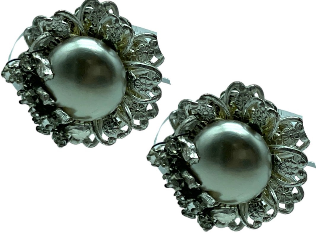 PAIR OF VINTAGE KENNETH JAY LANE KJL EARRINGS: PAIR OF VINTAGE KENNETH JAY LANE KJL EARRINGS-CLIP ON-FAUX PEARL AND SILVER -GOOD PRE OWNED CONDITION, WEAR TO PEARL, SEE PHOTOS-DP31424 This item can qualify for in-house shipping. Please contac