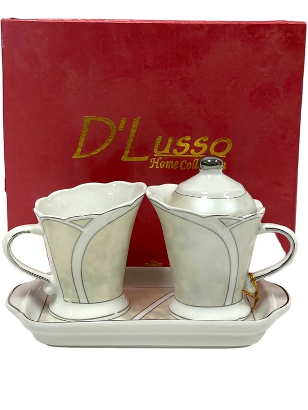 DECO STYLE D'LUSSO CREAMER & SUGAR W TRAY IN BOX: D' LUSSO HOME COLLECTION CREAMER AND SUGAR BOWL W TRAY IN BOX-VERY GOOD PRE OWNED CONDITION , WITH BOX-DP31324 Bidders may pick up their items from the auction-house or have their items shipped. Appoi
