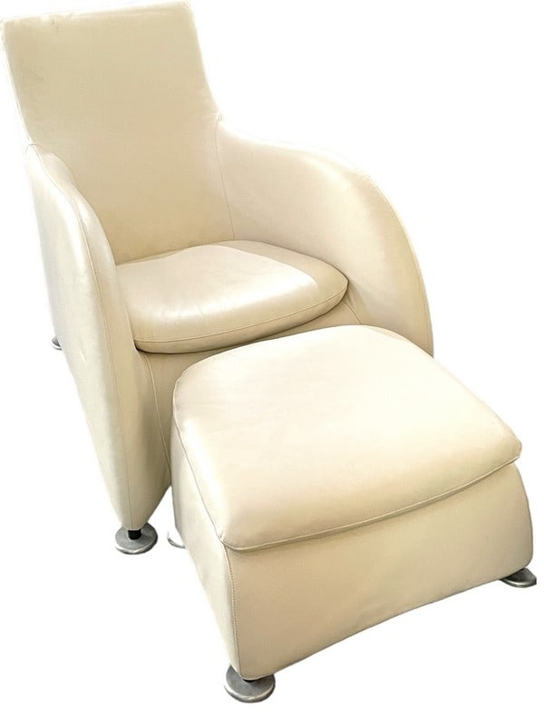 MONTIS LEATHER LOGE LOUNGE CHAIR AND OTTOMAN: MONTIS LEATHER LOGE LOUNGE CHAIR AND OTTOMAN-31.5" H X 24" W X 42" D APPROX -SEAT HEIGHT 16.5" APPROX-12" H X 16.5" W X 11" D APPROX-VERY GOOD PRE OWNED CONDITION MINOR WEAR-DP32024