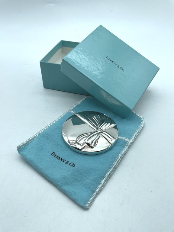 TIFFANY & CO COMPACT PURSE MIRROR 3": TIFFANY & CO COMPACT PURSE MIRROR 3"-SIZE APPROX 3"D-INCLUDES CLOTH POUCH-VERY GOOD PRE OWNED CONDITION-BL32224