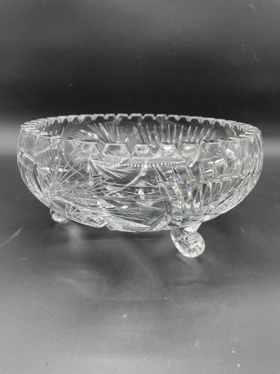 VINTAGE CRYSTAL GLASS FOOTED BOWL 9": VINTAGE CRYSTAL GLASS FOOTED BOWL 9"-SIZE APPROX 9"W X 4.5"H-VERY GOOD PRE OWNED CONDITION