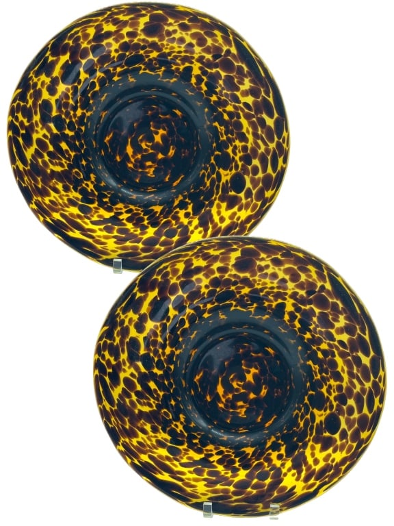 VINTAGE PAIR OF TORTOISE SHELL GLASS CHARGERS 15": VINTAGE PAIR OF TORTOISE SHELL GLASS CHARGERS SERVING PLATES-15" APPROX-VERY GOOD PRE OWNED CONDITION-DP4424 Bidders may pick up their items from the auction-house or have their items shipped.Appointm