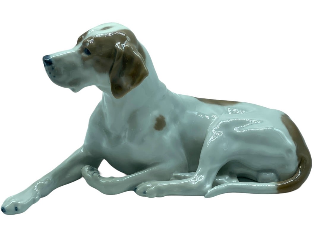 ROYAL COPENHAGEN POINTER WITH HEAD UP FIGURINE 9": ROYAL COPENHAGEN SEATED POINTER WITH HEAD UP DOG PORCELAIN FIGURINE - NO. 1635- 9" APPROX-VERY GOOD CONDITION-DP4524ST Bidders may pick up their items from the auction-house or have their items shippe