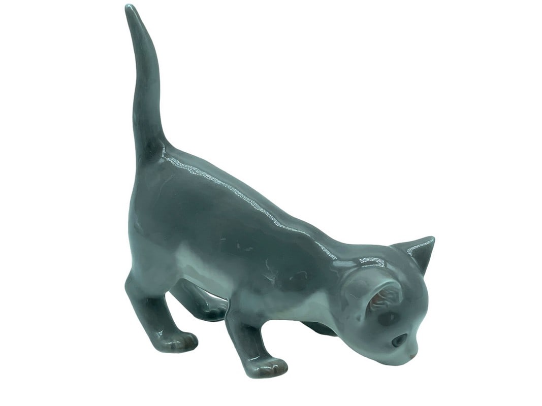 ROYAL COPENHAGEN GREY KITTEN TAIL UP FIGURINE 5": VTG ROYAL COPENHAGEN DENMARK PORCELAIN GREY KITTEN WITH TAIL UP FIGURINE-VERY GOOD PREOWNED CONDITION-HEIGHT: 5"-DP4524 Bidders may pick up their items from the auction-house or have their items shipp