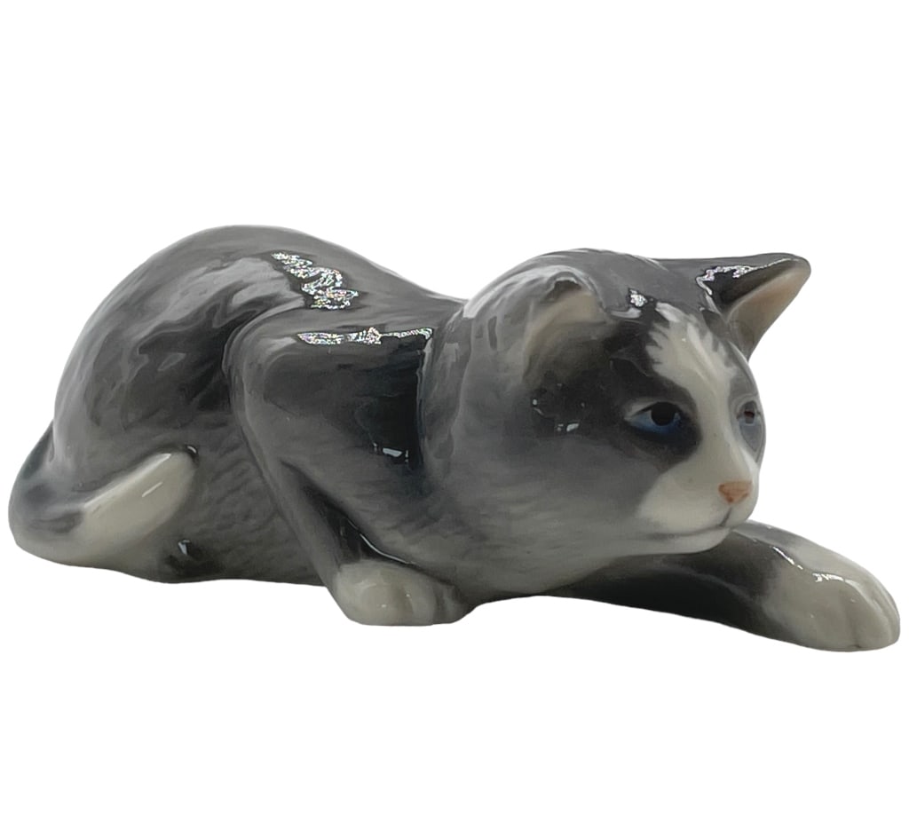 ROYAL COPENHAGEN PORCELAIN CAT MINI FIGURINE #686: VINTAGE ROYAL COPENHAGEN MINI COLLECTION PORCELAIN CAT FIGURINE #686-3'' APPROX.-VERY GOOD PREOWNED CONDITION-AS4824 Bidders may pick up their items from the auction-house or have their items shipped.