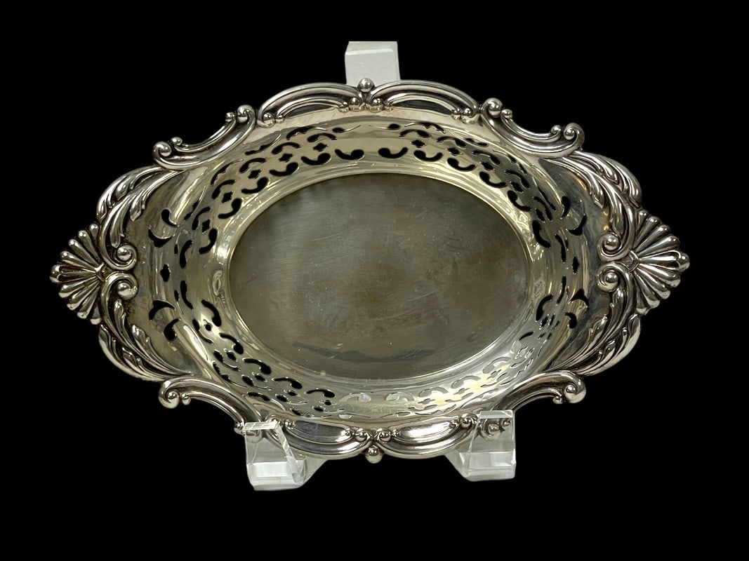 8" GORHAM STERLING SILVER PIERCED BASKET 126G: GORHAM STERLING SILVER PIERCED BASKET -126 GRAMS-8" APPROX-VERY GOOD PRE OWNED CONDITION, MONOGRAMED-DP4824 Bidders may pick up their items from the auction-house or have their items shipped. Appointm