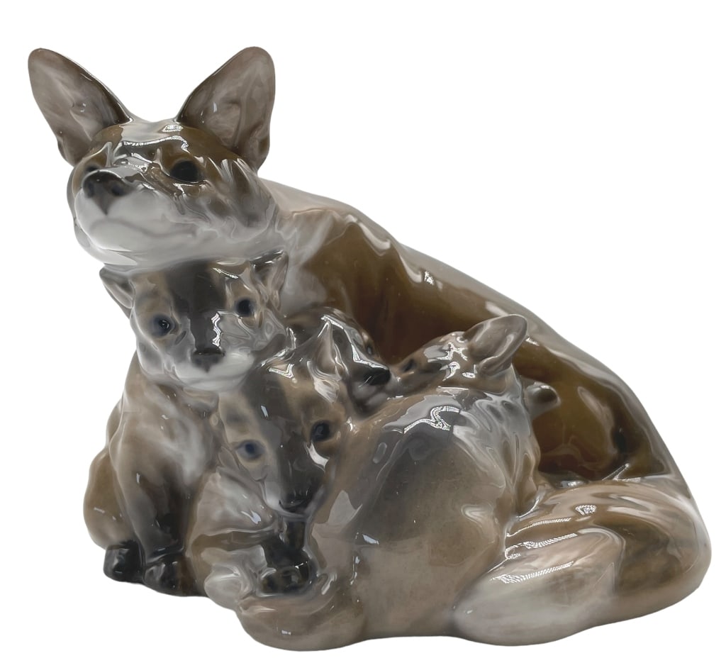 ROYAL COPENHAGEN PORCELAIN FOX FIGURINE #1788: VINTAGE ROYAL COPENHAGEN DENMARK PORCELAIN VIXEN FOX & KITS, CUBS OR PUPS #1788-5.5'' APPROX.-VERY GOOD PREOWNED CONDITION-AS4824 Bidders may pick up their items from the auction-house or have their i