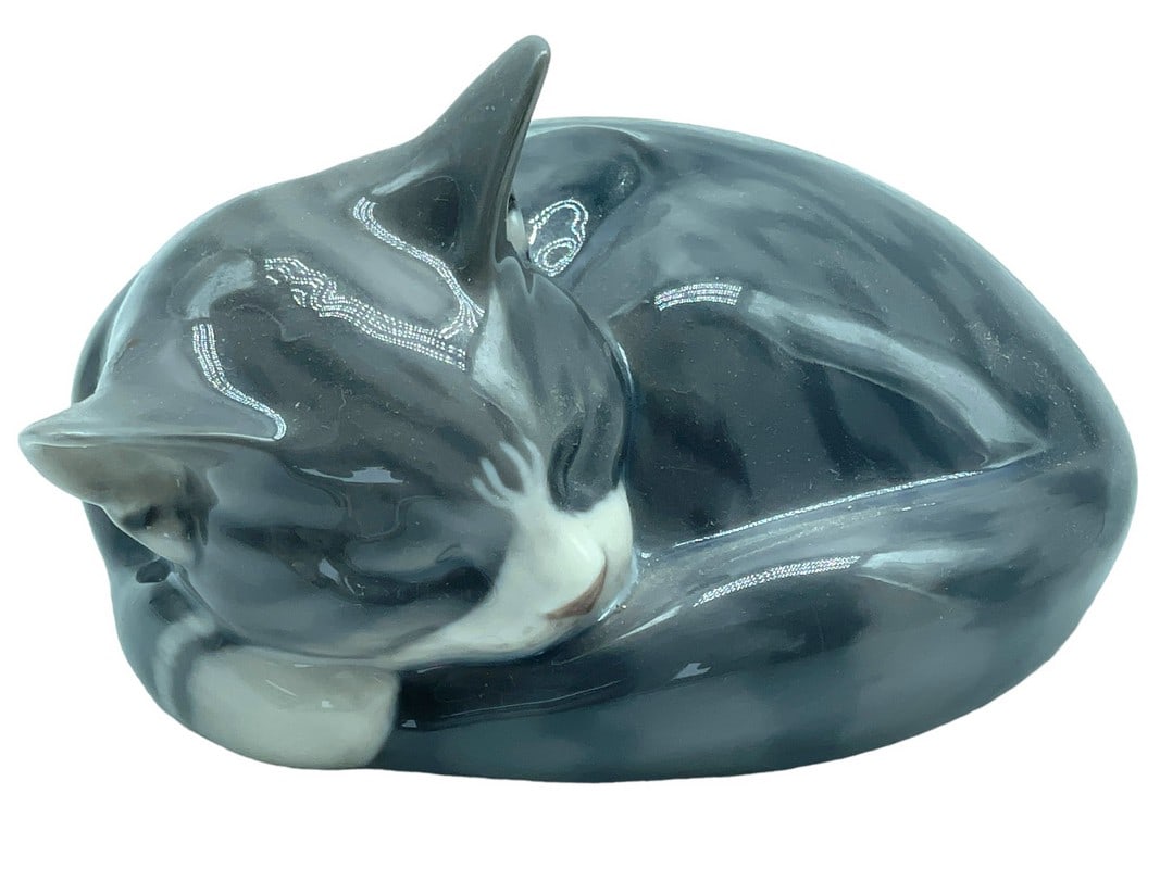 ROYAL COPENHAGEN SLEEPING CAT FIGURINE 5": VINTAGE ROYAL COPENHAGEN SLEEPING CAT PORCELAIN FIGURINE | SLEEPING GREY KITTY -NO. 422-5" APPROX -VERY GOOD PRE OWNED CONDITION-DP41024