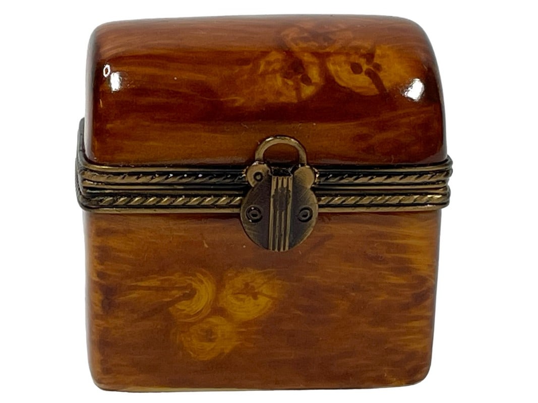 LIMOGES PEINT MAIN TREASURE CHEST TRINKET BOX: FRENCH LIMOGES PEINT MAIN TREASURE CHEST TRINKET BOX -VERY GOOD PRE OWNED CONDITION-DP41124