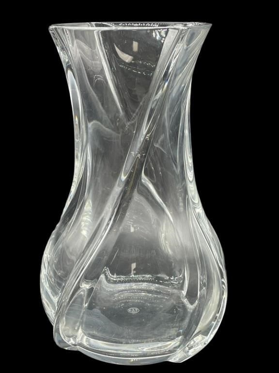 VINTAGE BACCARAT FRANCE MODERNIST TWISTED VASE 10": VINTAGE BACCARAT FRANCE MODERNIST TWISTED VASE-10" HEIGHT-VERY GOOD PRE OWNED CONDITION-DP9123 Bidders may pick up their items from the auction-house or have their items shipped. Appointments are requ