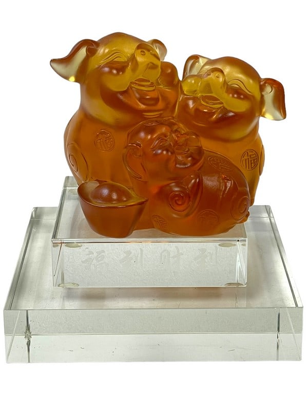 LIULI CRYSTAL STYLE GLASS PIGS SCULPTURE 7": LIULI STYLE CRYSTAL GLASS LUCKY PIGS SCULPTURE ON LUCITE BASE-7" X 6" X 6" APPROX TOTAL - BASE IS SEPERATE-VERY GOOD PRE OWNED CONDITION -DP32024STCAB Bidders may pick up their items from the auction-