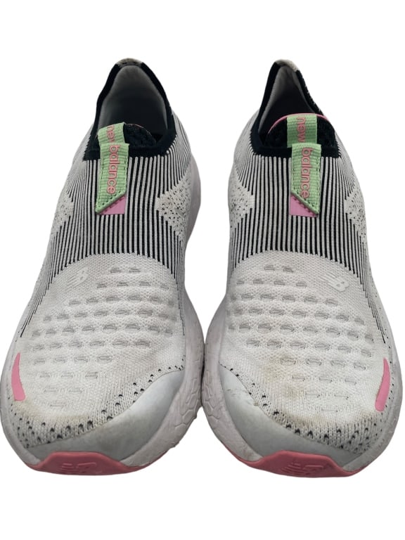 LADIES NEW BALNACE SNEAKERS SIZE 9: LADIES NEW BALNACE SNEAKERS SIZE 9 -GOOD PRE-OWNED CONDITION