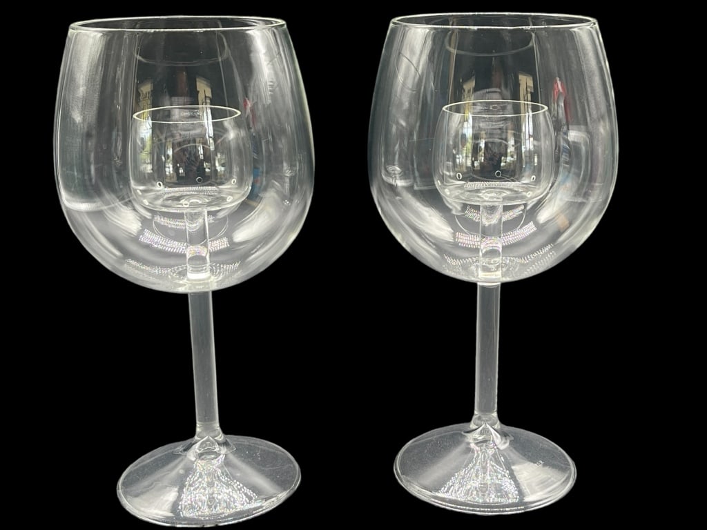 PAIR OF CHEVALIER WINE GLASSES: PAIR OF CHEVALIER WINE GLASSES -VERY GOOD CONDITION. NO CHIPS OR CRACKS -8" X 3"