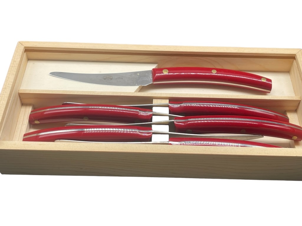 BERTI CONVIVI NUOVO RED STEAK KNIVES ITALY: BERTI CONVIVI NUOVO RED STEAK KNIVES ITALY -IN ORIGINAL BOX -APROX 9"