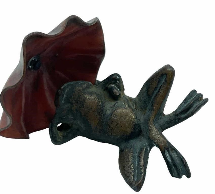 VINTAGE BRONZE FROG RELAXING W UMBRELLA FIGURINE (1 of 2)