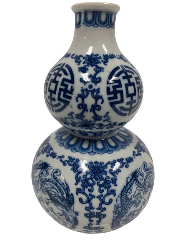 QING QIANLONG STYLE BLUE WHITE PORCELAIN (1 of 4)