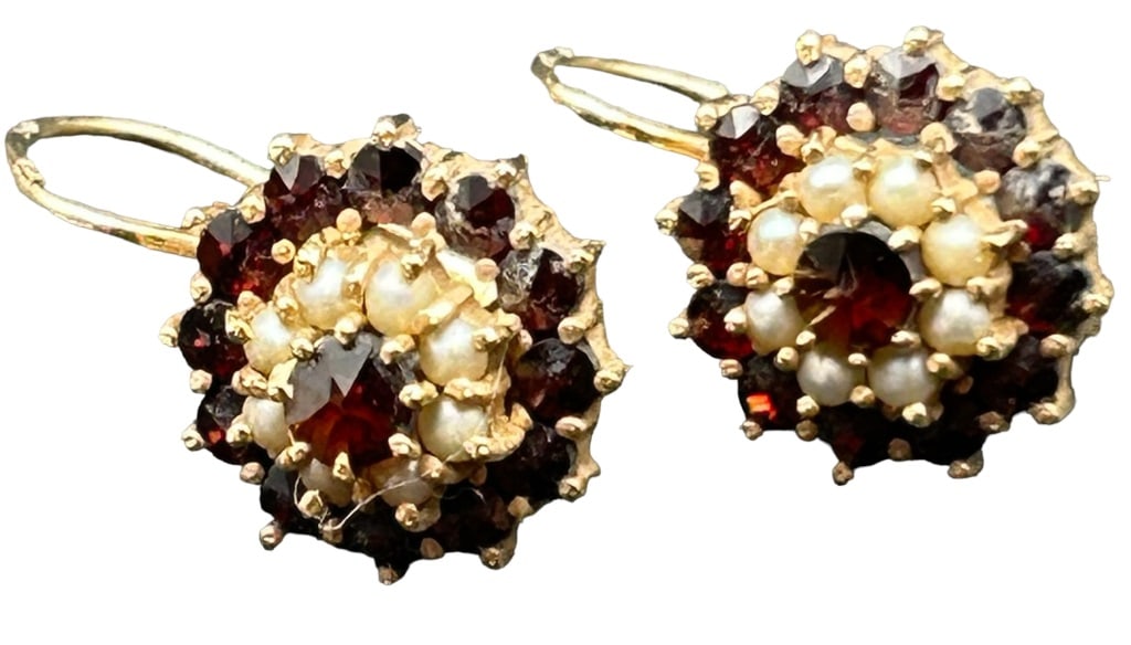 14K GOLD, GARNET AND PEARL EARRINGS 4.4 g: 14K YELLOW GOLD EARRINGS -GARNET AND PEARL CLUSTER -4.4G -DG0624