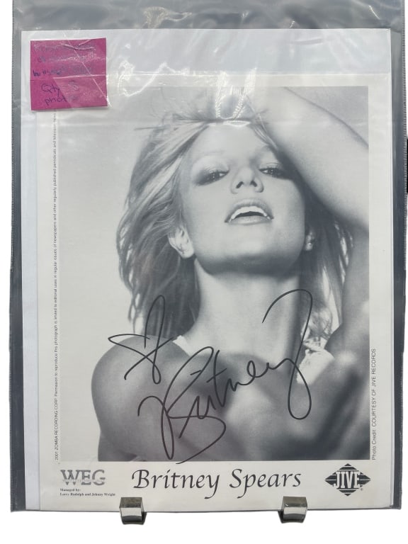 BRITNEY SPEARS AUTOGRAPHED FRAMED PHOTO: BRITNEY SPEARS AUTOGRAPHED FRAMED PHOTO -GREAT CONDITION -BRINTNEY SPEARS COLLECTOR'S ITEM -PIECE OF POP STAR HISTROY -JH061224