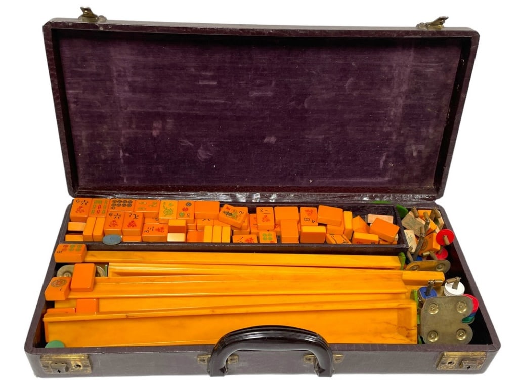 VINTAGE MAHJONG SET W RACKS IN CASE (1 of 6)