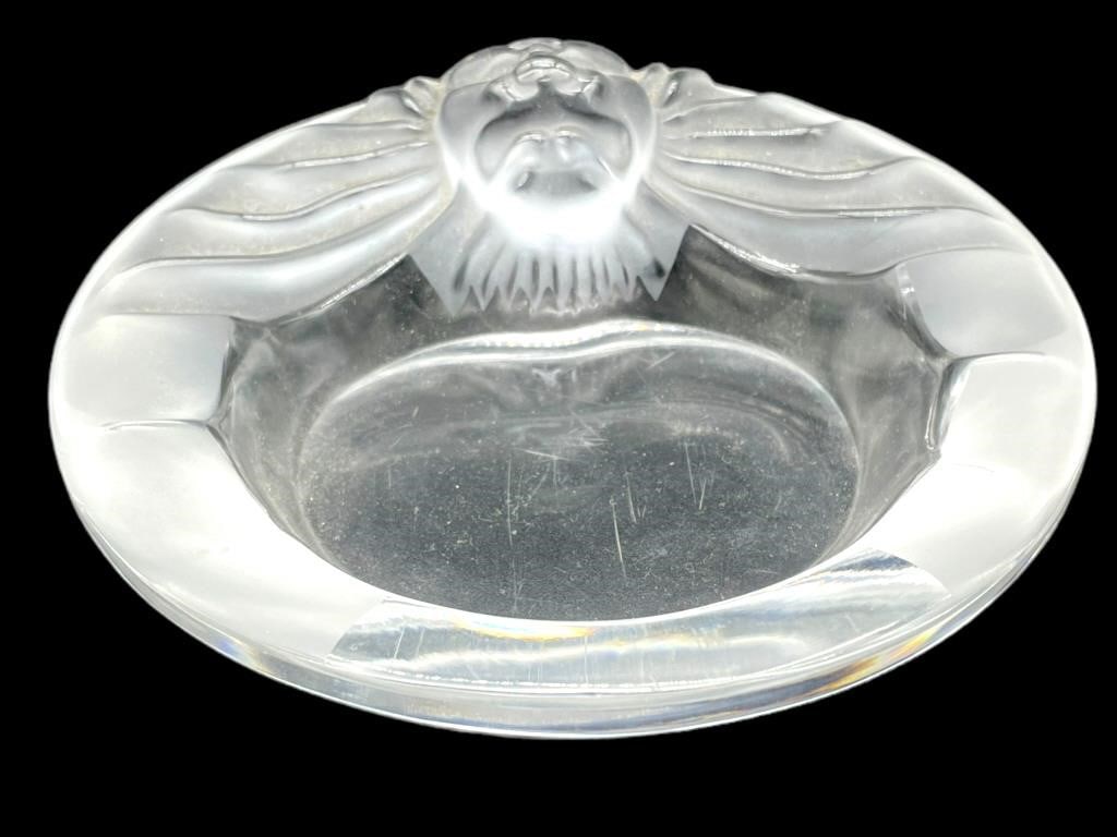 LALIQUE CRYSTAL "TETE DE LION" TRINKET DISH 5.75": LALIQUE CRYSTAL "TETE DE LION" TRINKET DISH 5.75" -SIZE APPROX 5.75"D X 2"H -VERY GOOD PRE OWNED CONDITION -BL40124 Bidders may pick up their items from the auction-house or have their items shipped. 