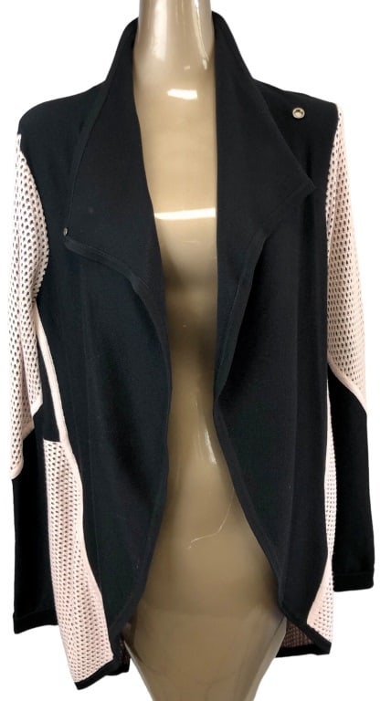 ST JOHN MESH TRIMMED CUTAWAY CARDIGAN: ST JOHN BLACK AND MESH WRAP - SIZE L -BLACK AND WHITE -78% VISCOSE -9% POLYESTER -7% POLYAMIDE Bidders may pick up their items from the auction-house or have their items shipped. Some items qualify fo