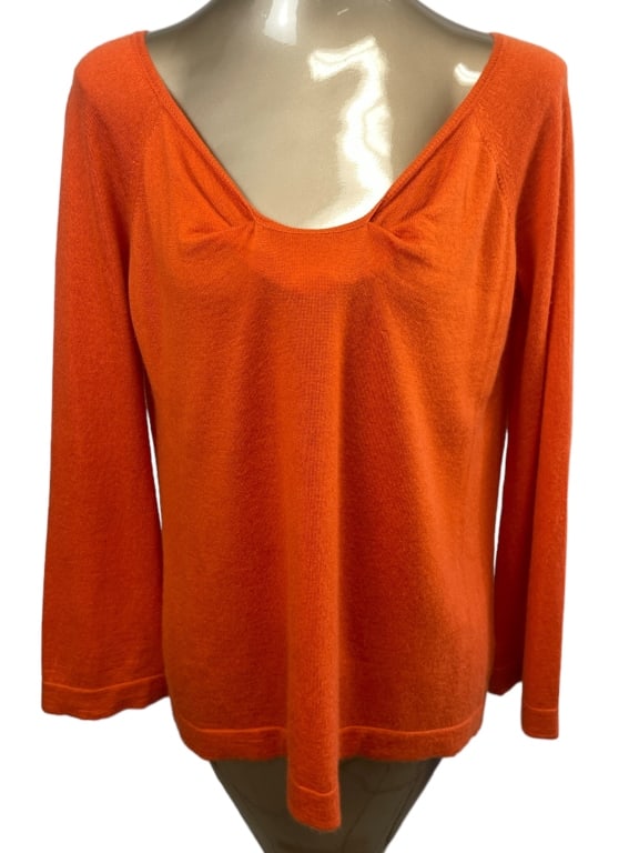 CHOLE BBC LIPSTIK CASHMERE SWEATER: CHOLE BBC LIPSTIK CASHMERE SWEATER -SIZE TS -ITEM CONDITION GOOD PREOWNED -MA062124 Bidders may pick up their items from the auction-house or have their items shipped. Some items qualify for in-house 
