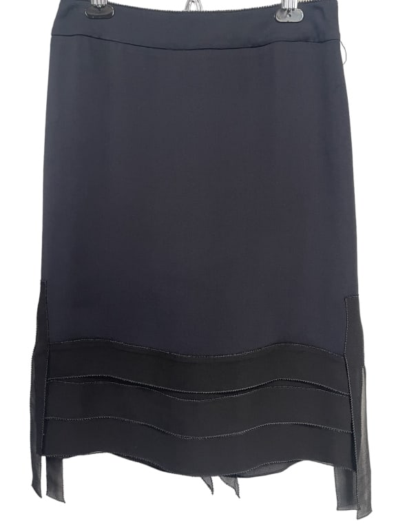 YVES SAINT LAURENT FLIRTY BLACK SKIRT SZ 36: YVES SAINT LAURENT FLIRTY BLACK SKIRT SZ 36 -SIZE F36 -ITEM CONDITION VERY GOOD -MA062124 Bidders may pick up their items from the auction-house or have their items shipped. Some items qualify for in-