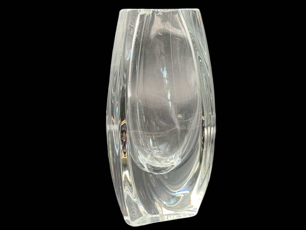 VINTAGE BACCARAT CYRSTAL VASE: BACCARAT CYRSTAL BUD VASE -ITEM CONDITION VERY GOOD -MA062424Bidders may pick up their items from the auction-house or have their items shipped.Appointments are required for local pickups.Same-day app