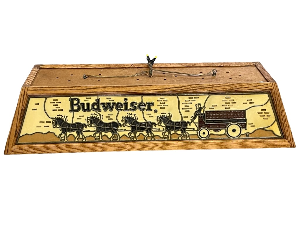 VINTAGE BUDWEISER CLYDESDALE POOL LIGHT: VINTAGE BUDWEISER CLYDESDALE BILLIARDS POOL TABLE LIGHT -VERY GOOD PRE OWNED CONDITION -11" X 39" X 16" APPROX -DP62424Bidders may pick up their items from the auction-house or have their items shippe