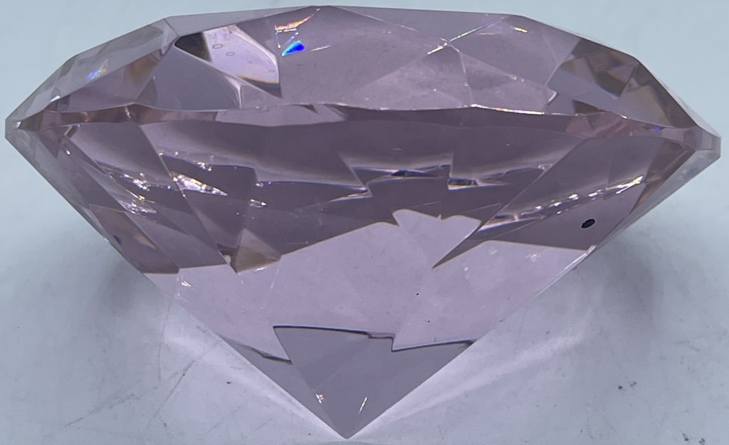 ICE PINK DIAMOND SHAPED PAPERWEIGHT: ICE PINK DIAMOND SHAPED PAPERWEIGHT -HW(2.5"x4") -JH061724Bidders may pick up their items from the auction-house or have their items shipped.Appointments are required for local pickups.Same-day appoin