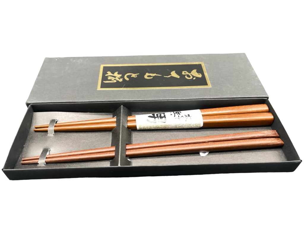 NEW! TETSUBOKU 9 BROWN CHOPSTICKS: JAPANESE TETSUBOKU 9 BROWN CHOPSTICKS -ITEM CONDITION NEW IN BOX -MA062524Bidders may pick up their items from the auction-house or have their items shipped.Appointments are required for local pickups