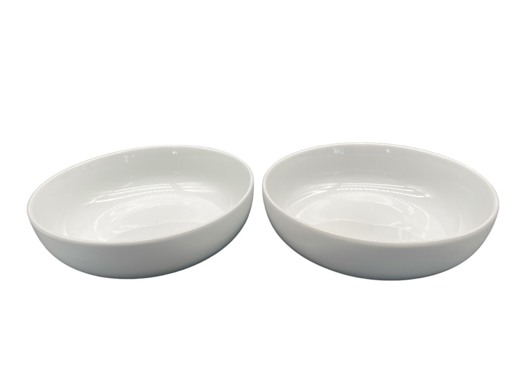 EVERYDAY WHITE PORCLEAIN SERVING BOWL: EVERYDAY WHITE PORCLEAIN SERVING BOWL -ITEM CONDITION VERY GOOD -MA062524Bidders may pick up their items from the auction-house or have their items shipped.Appointments are required for local pickups.