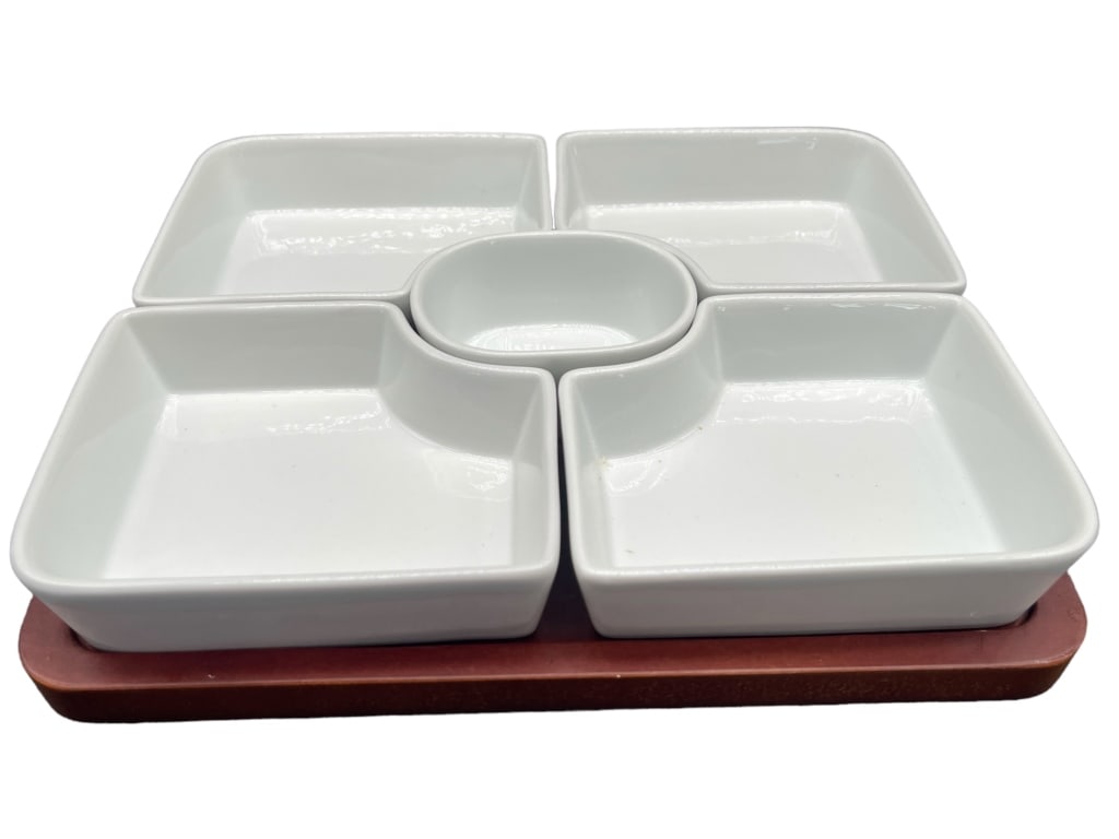B.SMITH WITH STYLE SERVING BOWL SET: B.SMITH WITH STYLE SERVING BOWL SET -ITEM CONDITION GOOD -MA062524Bidders may pick up their items from the auction-house or have their items shipped.Appointments are required for local pickups.Same-da