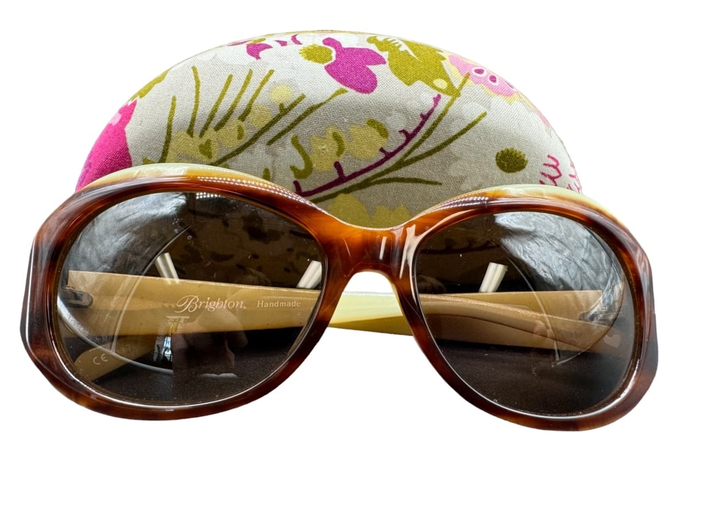 VERA BRADLEY SUNGLASS CASE WITH BRIGHTON SUNGLASS: VERA BRADLEY SUNGLASS CASE WITH BRIGHTON SUNGLASSES -CLASSIC PINK VER BRADLEY FLORAL PRINT CASE -GOOD CONDITION PRE OWNED -BRIGHTON SUNGLASSES EARLY 2000S STYLE -ENGRAVED HEART PRINT ON SIDES -PRE OWN