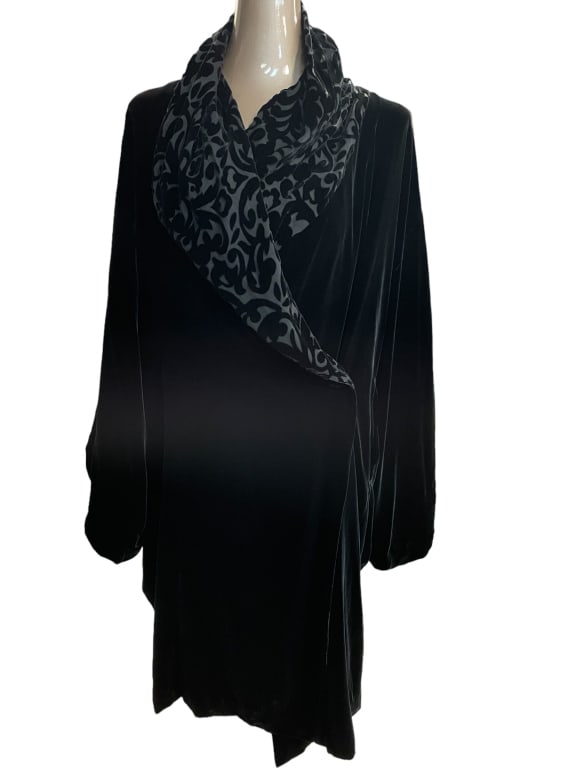 VINTAGE BLACK VELVET COAT (1 of 4)