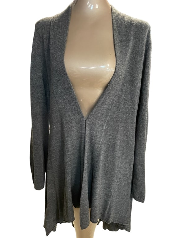 ONE WORLD LONG SLEEVE LOOSE GREY CARDIGAN: ONE WORLD LONG SLEEVE LOOSE GREY CARDIGAN -SIZE XL -MATERIAL 100% ACRYLIC -ITEM CONDITION VERY GOOD -MA062824