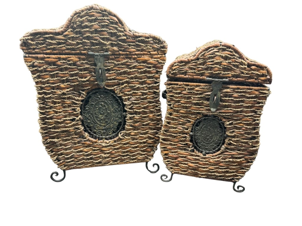 PAIR OF STACKABLE BASKETS: PAIR OF STACKABLE BASKETS