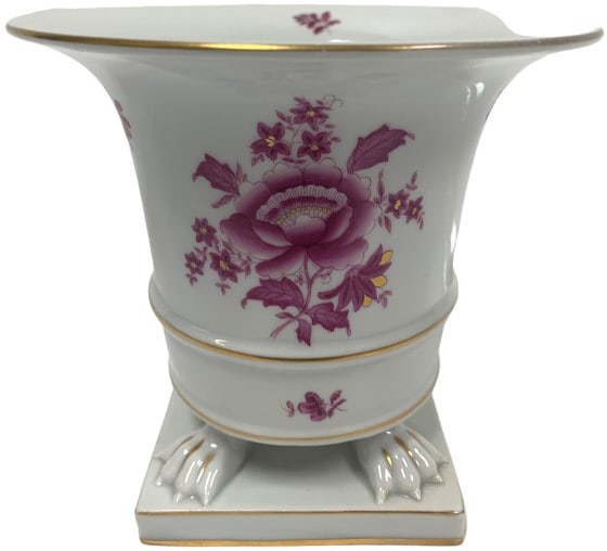 HEREND PAW HAND PAINTED VASE: HEREND PAW HAND PAINTED VASE -HEIGHT: 4-1/2IN -WIDTH: 6-1/2 IN -MADE IN THE 1970'S -JH060524 Bidders may pick up their items from the auction-house or have their items shipped. Some items quali