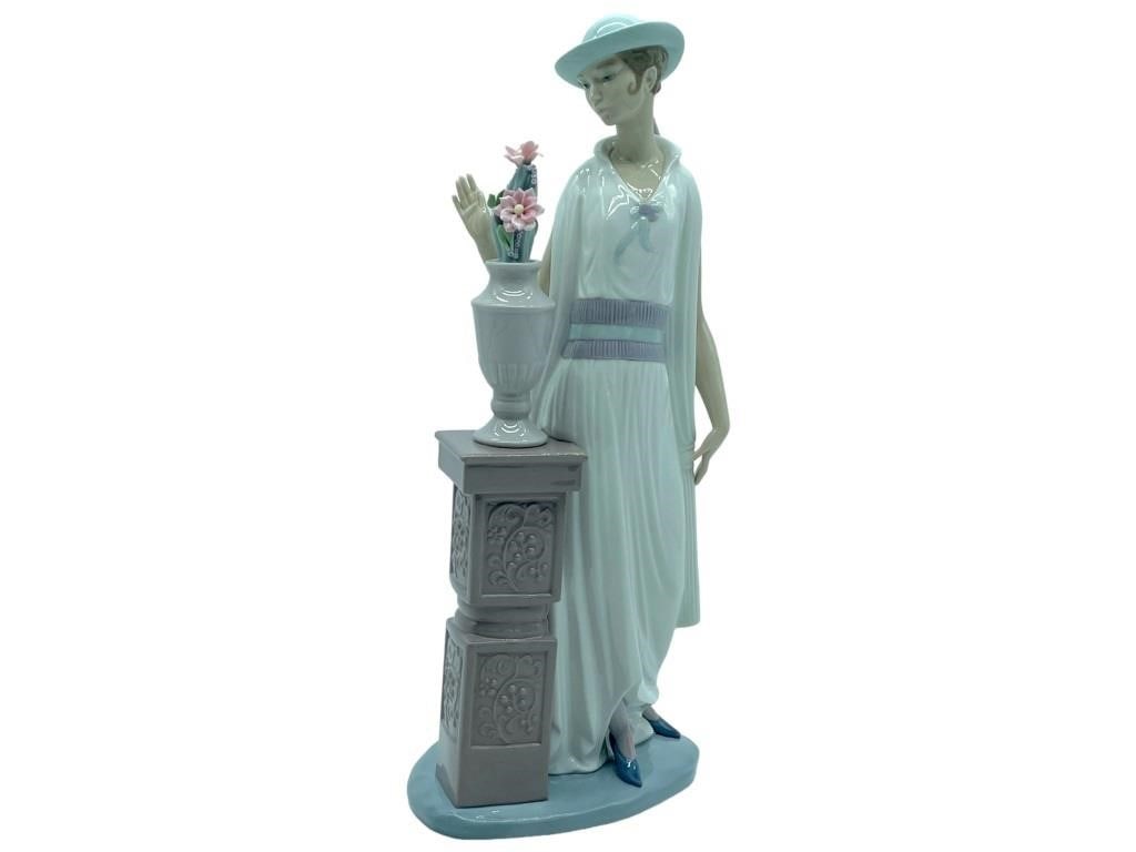 LLADRO LADY GRAND CASINO GLAZED PORCELAIN FIGURINE: LLADRO LADY GRAND CASINO GLAZED PORCELAIN FIGURINE -SIZE: 13.5" X 5" -VERY GOOD CONDITION -JR BTQ Bidders may pick up their items from the auction-house or have their items shipped. Some items 