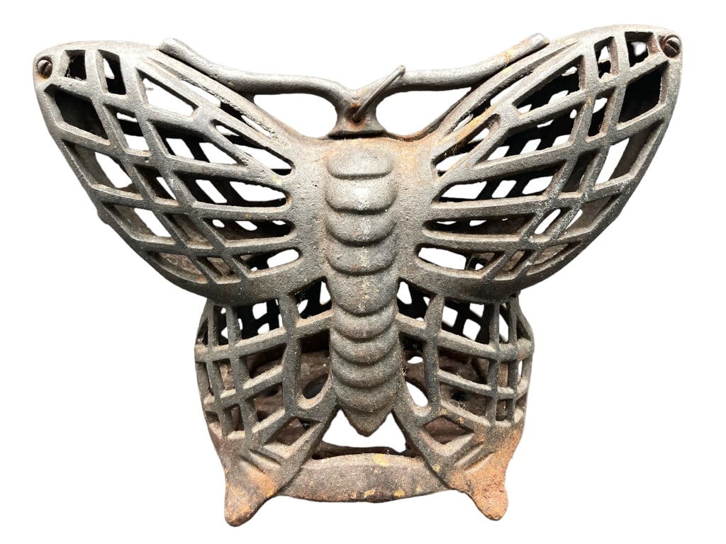 1950'S ASIAN CAST IRON MONARCH BUTTERFLY LANTERN: 1950'S ASIAN CAST IRON MONARCH BUTTERFLY LANTERN -VERY GOOD CONDITION Bidders may pick up their items from the auction-house or have their items shipped. Some items qualify for in-house shippin