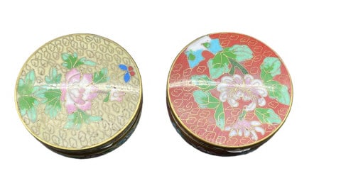 VINTAGE CHINESE CLOISONNE OPIUM PILL BOXES: VINTAGE CHINESE CLOISONNE OPIUM PILL BOXES - ENAMEL BRASS - 2" APPROX - SET OF 2 - VERY GOOD PRE OWNED CONDITION - CW41824GLRY