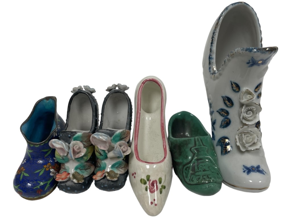 LOT OF 6 GLASS SHOES COLLECTION: LOT OF 6 GLASS SHOES COLLECTION -ITEM CONDITION VERY GOOD -MA070224
