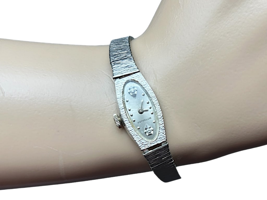 WITTNAUER SMALL FACED SILVER WOMENS WATCH (1 of 2)