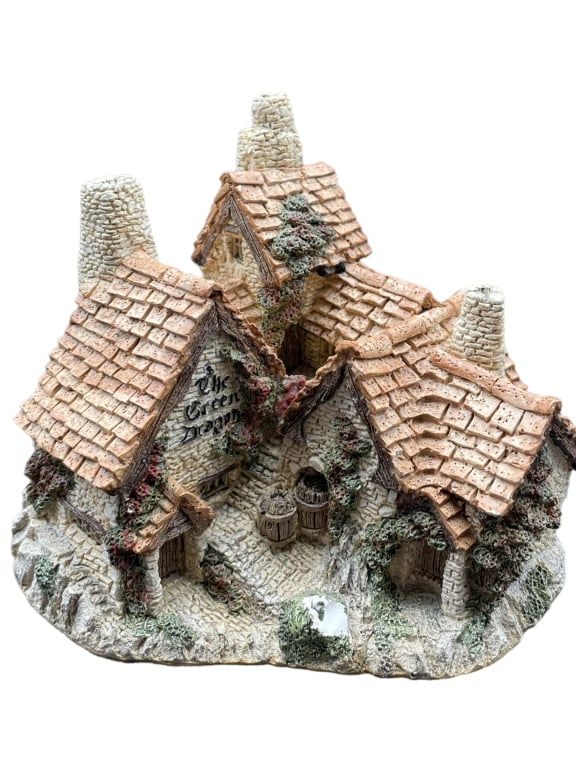 DAVID WINTER GREEN DRAGON PUB FIGURINE 3" (1 of 7)