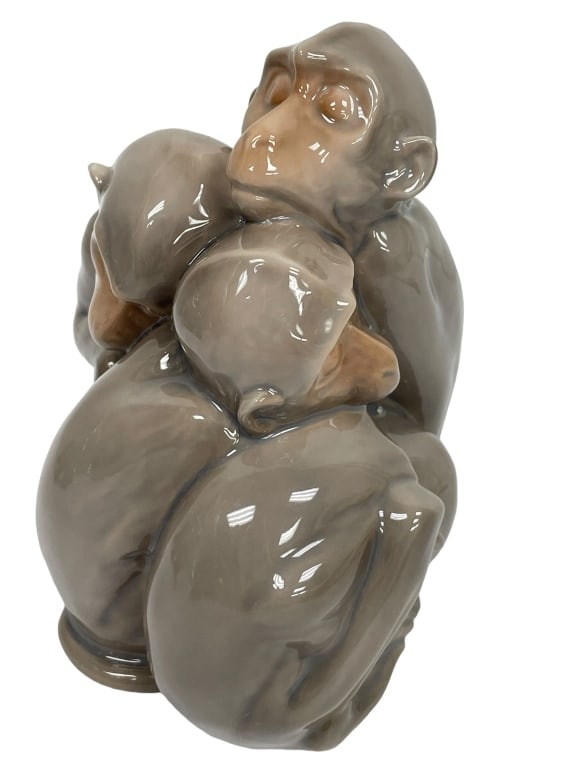VINTAGE BING & GRONDAHL PORCELAIN SLEEPING MONKEYS: VINTAGE BING & GRONDAHL PORCELAIN SLEEPING MONKEYS FIGURINE #1581 -4'' APPROX. -VERY GOOD PREOWNED CONDITION Bidders may pick up their items from the auction-house or have their items shipped. Some it