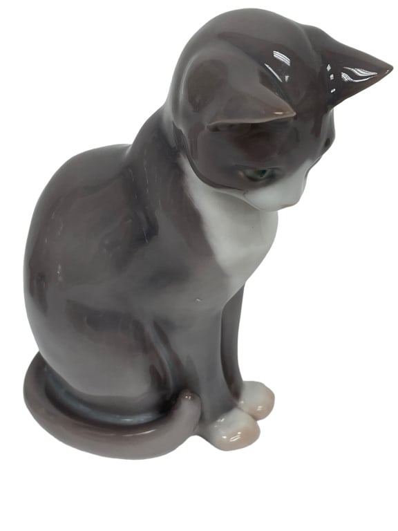 B&G DENMARK CAT FIGURINE 1876 SIGNED KN: B&G DENMARK CAT FIGURINE 1876 SIGNED KN -VERY GOOD CONDITION -APROX 5"H Bidders may pick up their items from the auction-house or have their items shipped. Some items qualify for in-house shipping. Ap